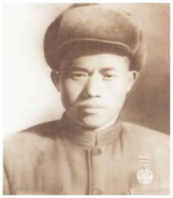 1958年,军区首长去辽宁视察,发现粮库警卫竟是自己牺牲5年的战友
