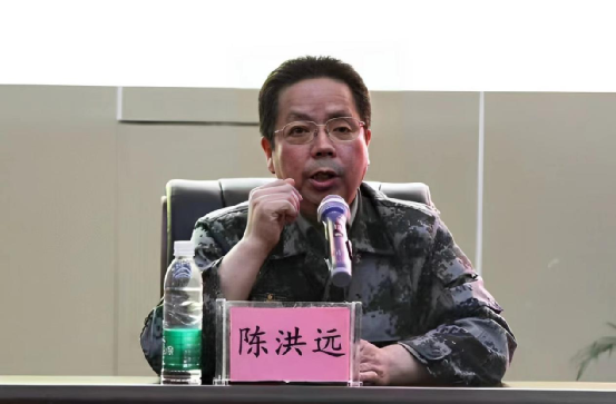 老山战役中，一战士摔落山崖意外发现敌人指挥部，心想：既然来了，总不能空手而归吧