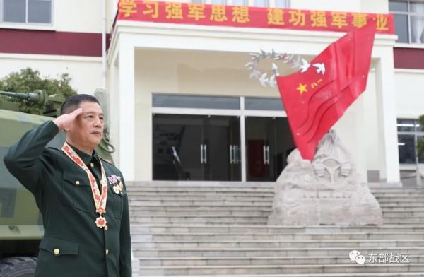 荣立一等战功的战斗英雄，来到官兵中间