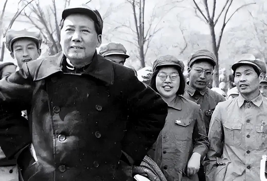 1952年主席视察黄河，遇见一国军起义军官修河堤，大喊：毕营长